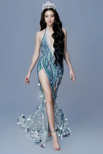Stylist ưu ái lựa chọn cho cô nàng những bộ cánh sẻ tà để khoe đôi chân dài miên man, thon gọn, vạn