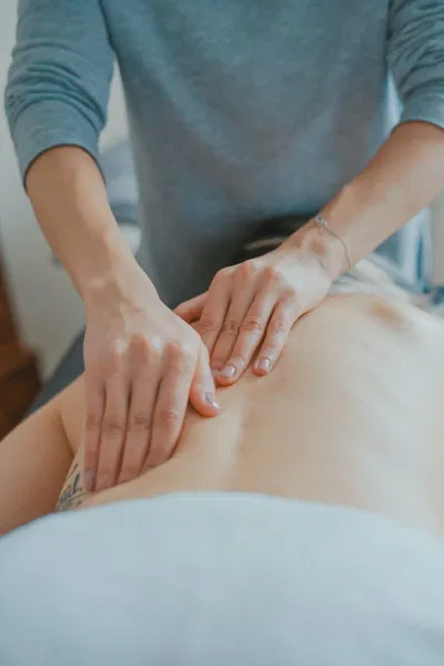 thực hiện các bước để duy trì sức khỏe cột sống, chẳng hạn như tập thể dục thường xuyên, duy trì cân nặng hợp lý và thực hành tư thế tốt là điều quan trọng đối với mọi người ở mọi lứa tuổi. (Nguồn: Internet)