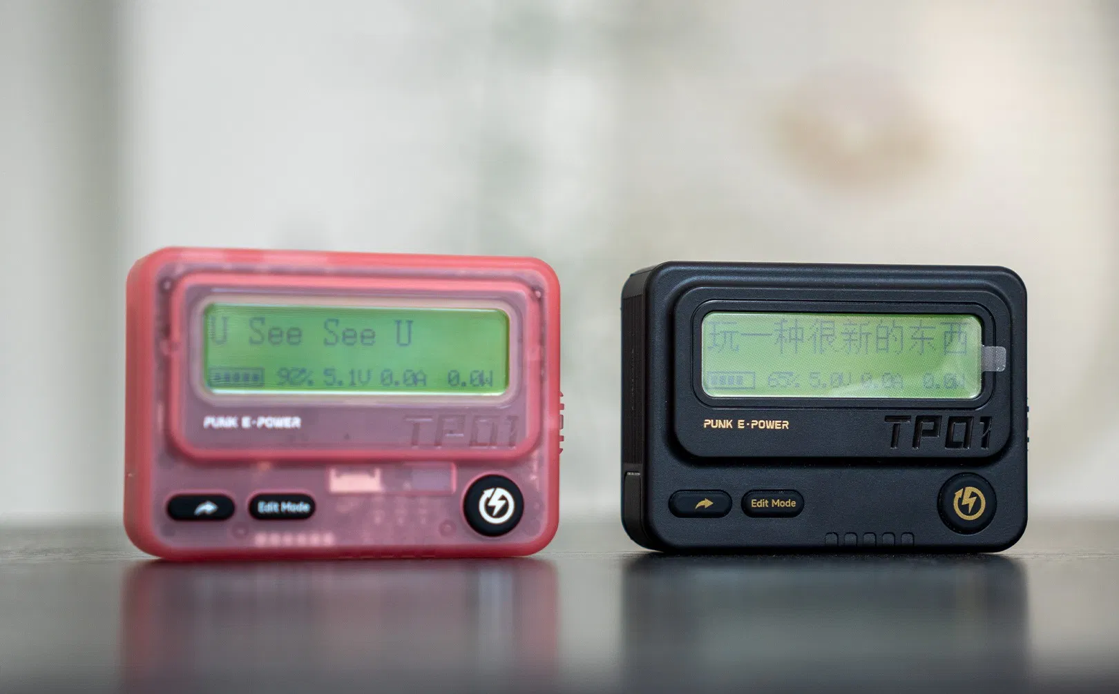 Trozk Beeper được thiết kế như một máy nhắn tin (Ảnh: Internet)