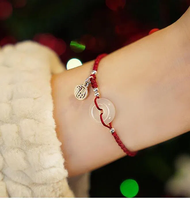 Chỉ đỏ may mắn hóa giải Thái Tuế 2024: Đeo tay nào, ai nên đeo, có gì cấm kỵ? chỉ đỏ may mắn chỉ đỏ may mắn đeo tay nào vòng chỉ đỏ đeo tay nào vòng tay chỉ đỏ may mắn