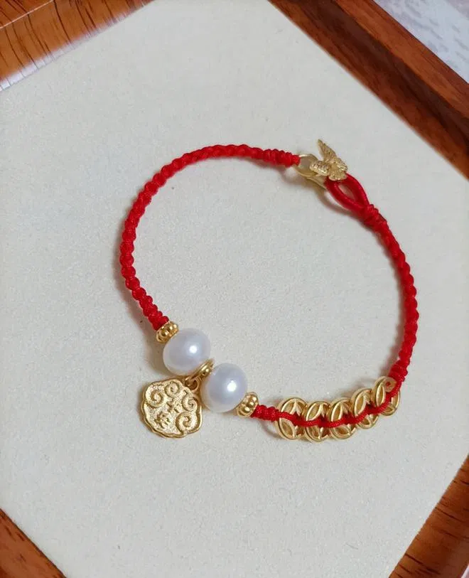 Những điều cấm kỵ khi đeo vòng tay chỉ đỏ may mắn (Ảnh: Internet)