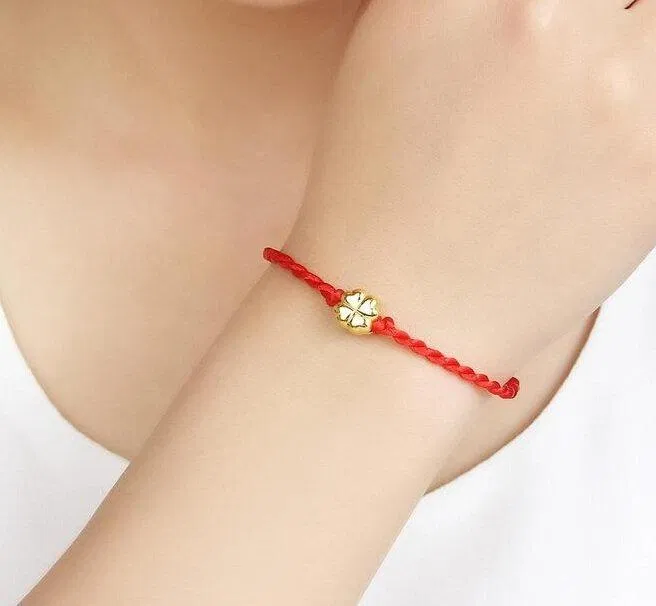 Ý nghĩa của việc đeo chỉ đỏ may mắn (Ảnh: Internet) Ý nghĩa của việc đeo chỉ đỏ may mắn (Ảnh: Internet)