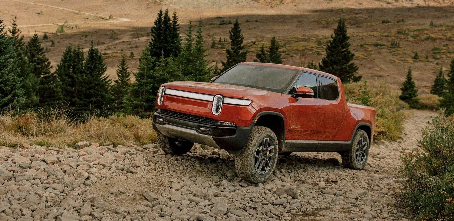 Xe Rivian R1T vượt qua đường dốc đầy đá (Ảnh: Internet) Xe Rivian R1T vượt qua đường dốc đầy đá (Ảnh: Internet)