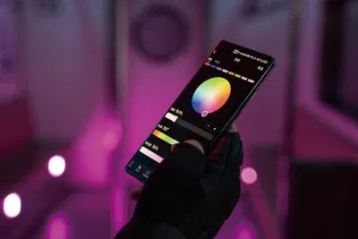 Zhiyun fiveray có thể dễ dàng điều chỉnh màu sắc qua điện thoại (Ảnh: Internet)