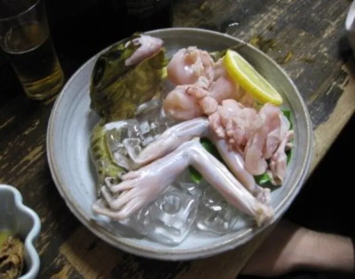 Những món ăn này thường dùng nguyên vật liệu là động vật sống (Ảnh: Internet)