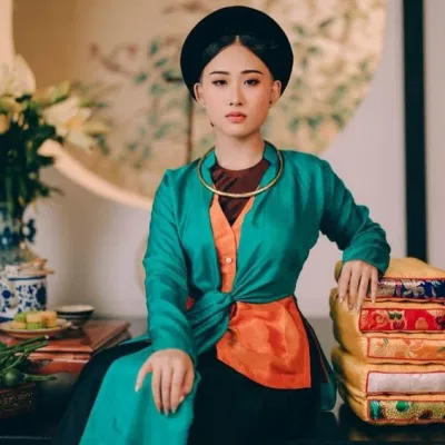 Nhẹ nhàng và kín đáo, Áo Tứ Thân góp phần điểm tô thêm cho vẻ đẹp của người phụ nữ Miền Bắc. Nguồn: Ảnh Hiệu ảnh Việt