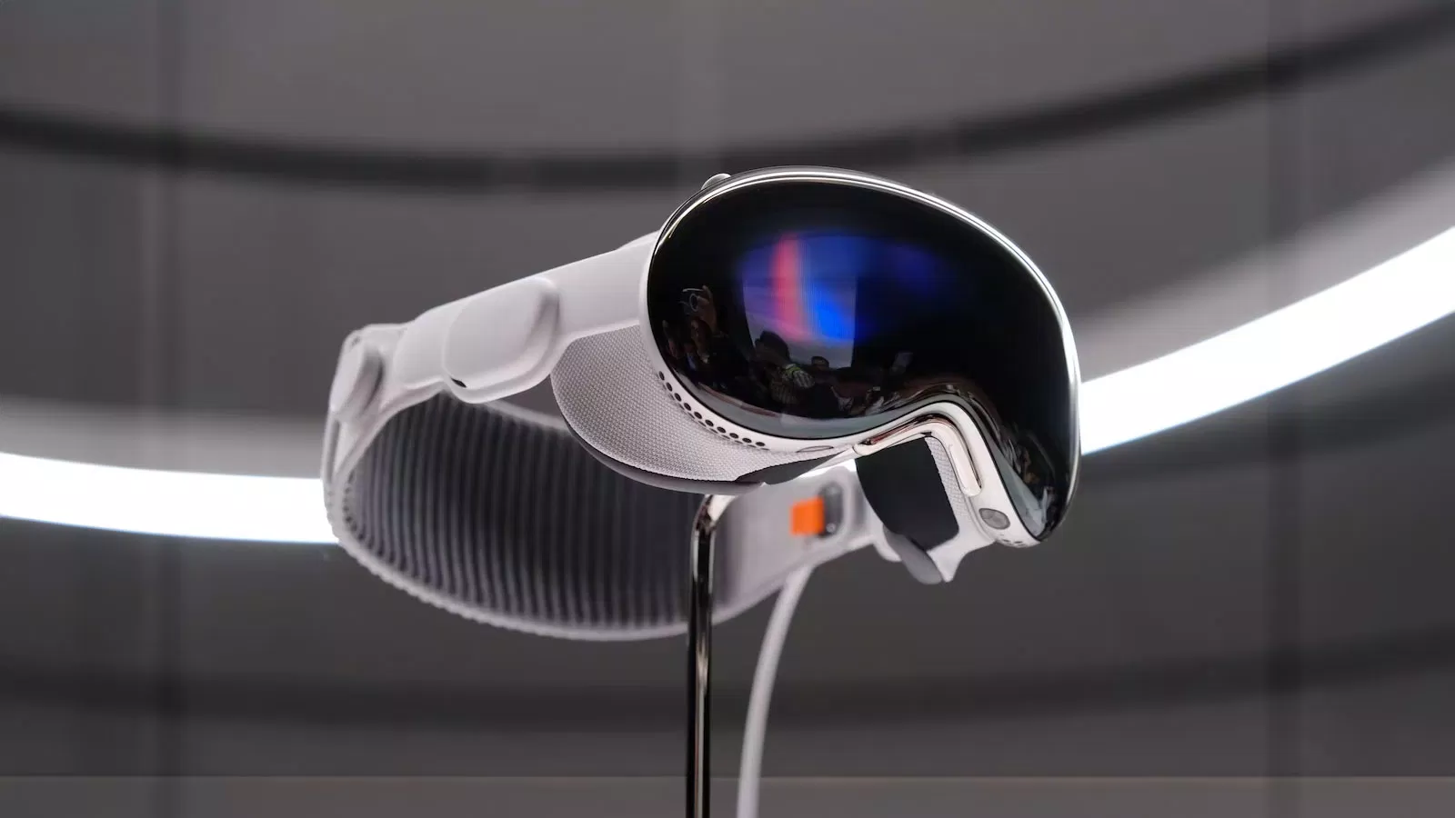 Apple Vision Pro có giá dự kiến khoảng 3.500 USD (Ảnh: Internet)