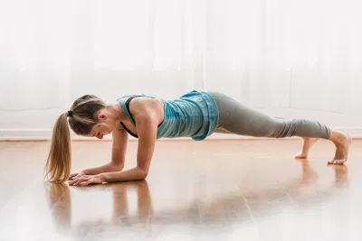 Bài tập Plank (Ảnh: Internet) Bài tập Plank (Ảnh: Internet)
