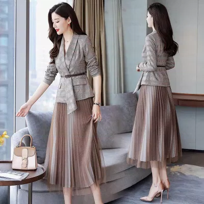 Combo vest và chân váy công sở vô cùng sang trọng và chuyên nghiệp (Ảnh