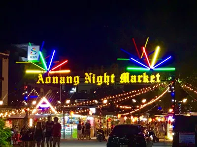 Chợ đêm Ao Nang ở Krabi (Ảnh: Internet) Chợ đêm Ao Nang ở Krabi (Ảnh: Internet)