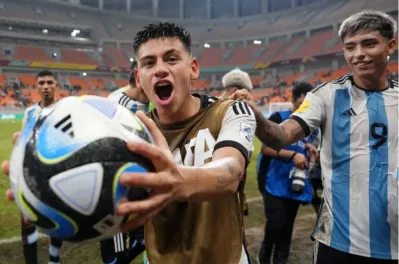 Claudio Echeverri trong màu áo Argentina ăn mừng sau chiến thắng trong trận tứ kết FIFA U-17 World Cup với Brazil (Ảnh: Internet) Claudio Echeverri trong màu áo Argentina ăn mừng sau chiến thắng trong trận tứ kết FIFA U-17 World Cup với Brazil (Ảnh: Internet)