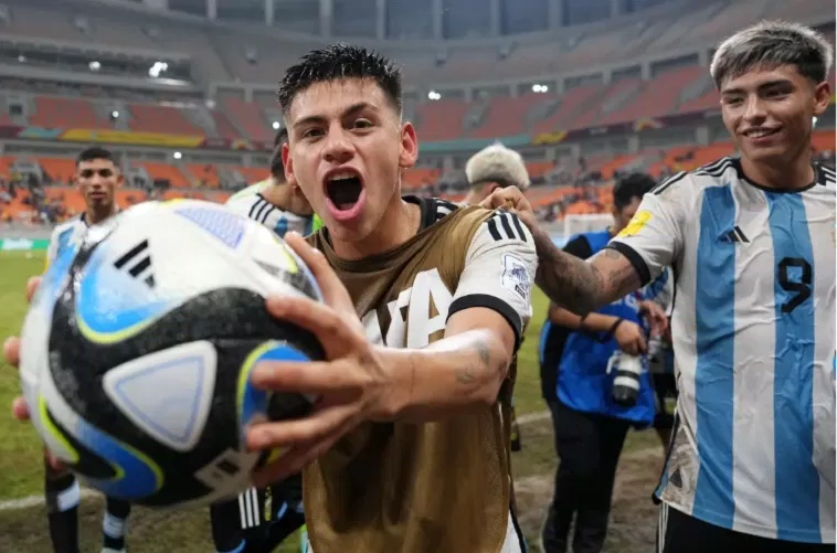 Claudio Echeverri trong màu áo Argentina ăn mừng sau chiến thắng trong trận tứ kết FIFA U-17 World Cup với Brazil (Ảnh: Internet)