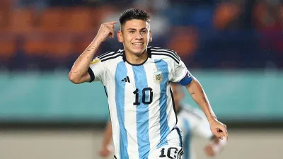 Claudio Echeverri – tài năng trẻ người Argentina được mệnh danh là “Messi mới” (Ảnh: Internet) Claudio Echeverri – tài năng trẻ người Argentina được mệnh danh là “Messi mới” (Ảnh: Internet)