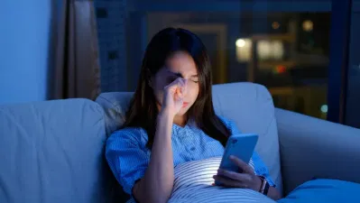 Ánh sáng xanh từ các thiết bị điện tử chính là nguyên nhân đa số mọi người đều mắc phải (Ảnh: Internet) Ánh sáng xanh từ các thiết bị điện tử chính là nguyên nhân đa số mọi người đều mắc phải (Ảnh: Internet)