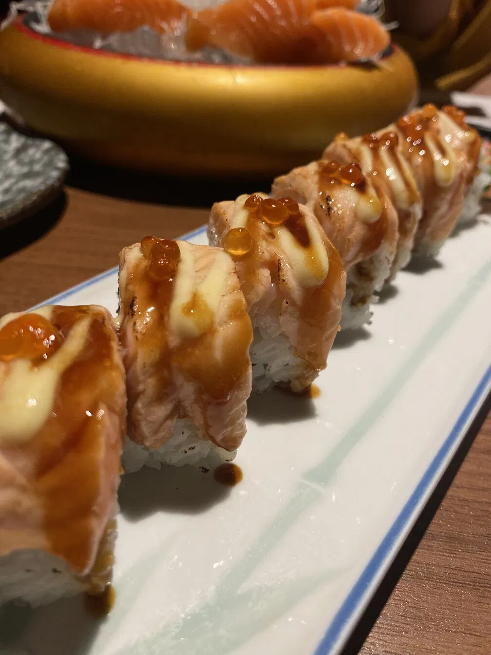 Cơm cuộn cá hồi phô mai (nguồn: BlogAnChoi)