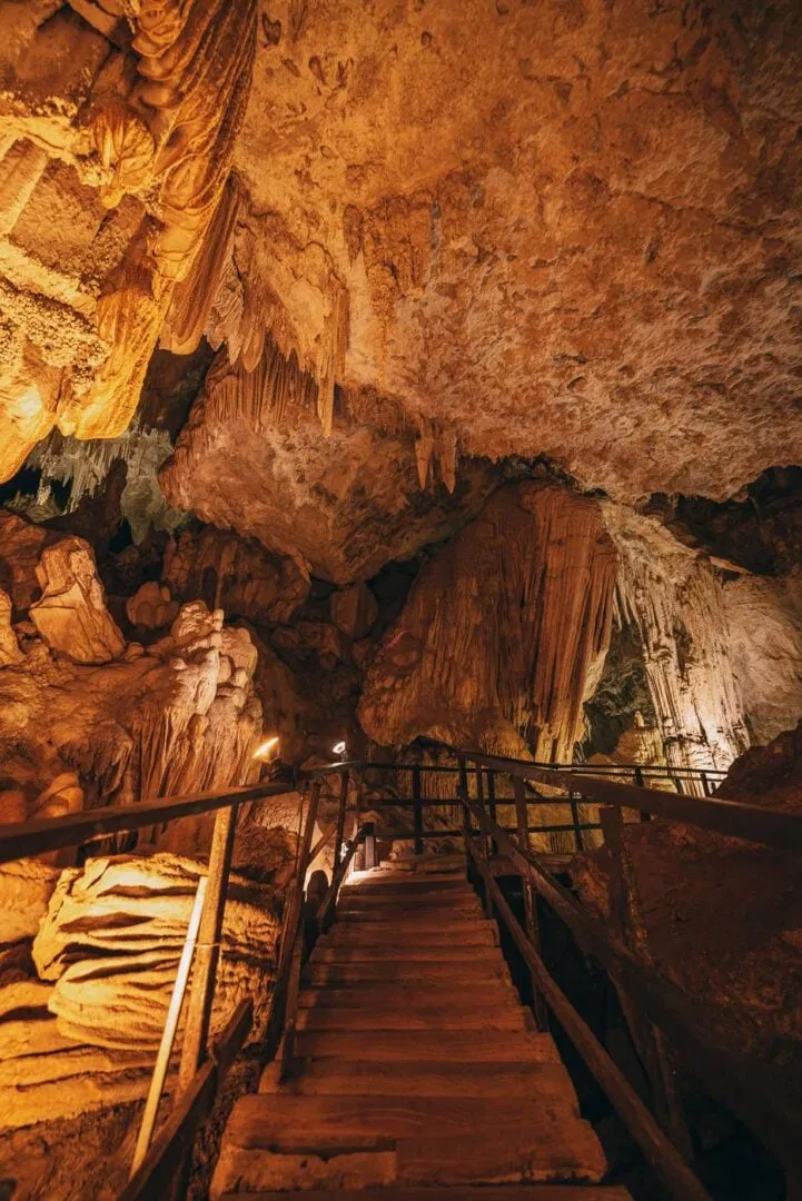 Cấu trúc đá vôi trong Hang Kim Cương (Ảnh: Internet) Cấu trúc đá vôi trong Hang Kim Cương (Ảnh: Internet)