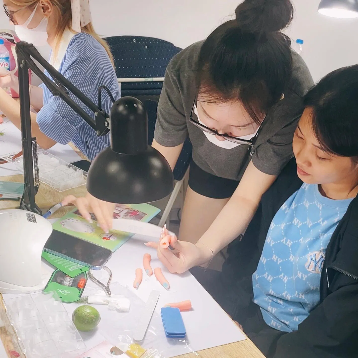 Cô giáo hướng dẫn học viên