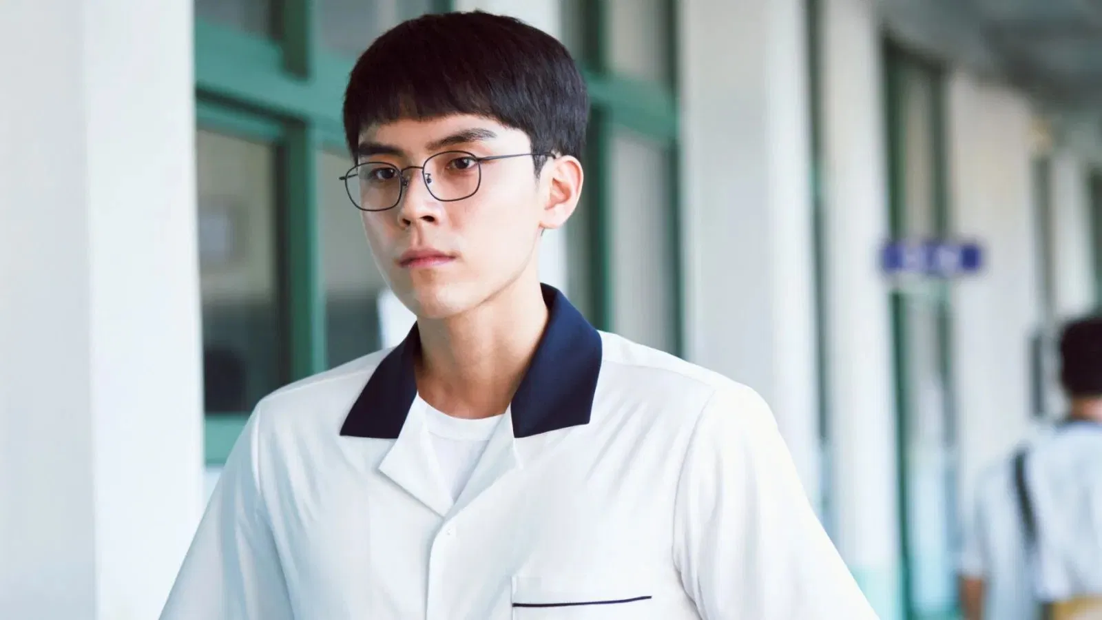 Kim Do Hoon sở hữu vẻ ngoài dễ mến, trầm tính, rất có thần, diễn xuất không hề thua kém bạn bè. (Ảnh; Internet)