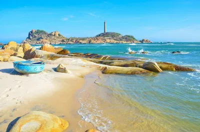 Cảnh đẹp hoang sơ với biển xanh, cát trắng, nắng vàng tại Bãi Rạng (Ảnh: Internet)