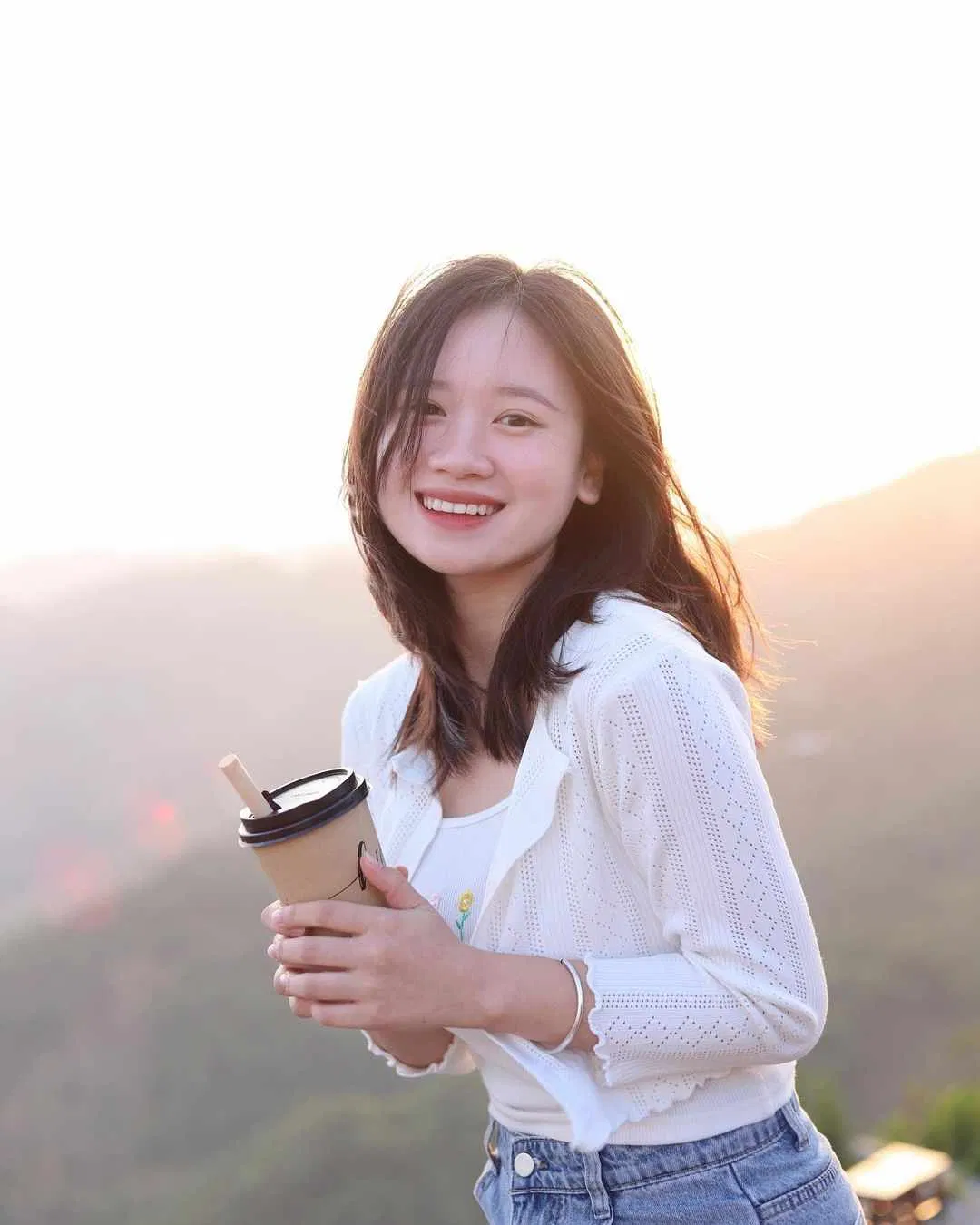 Bên cạnh vẻ ngoài xinh đẹp, cô nàng còn được biết đến là một học bá chính hiệu (Ảnh: Internet) Bên cạnh vẻ ngoài xinh đẹp, cô nàng còn được biết đến là một học bá chính hiệu (Ảnh: Internet)