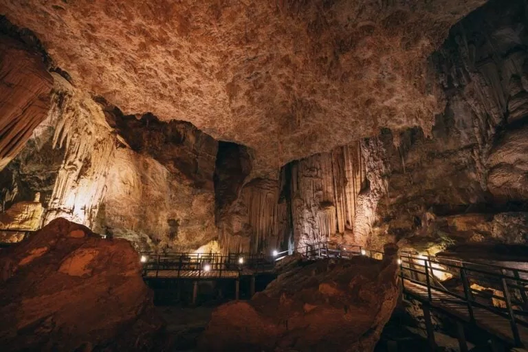 Hang động chính của Hang Kim Cương (Ảnh: Internet) Hang động chính của Hang Kim Cương (Ảnh: Internet)