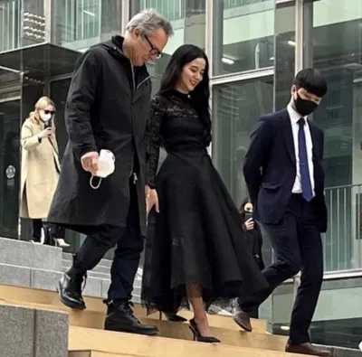 Jisoo còn là nàng đại sứ hiếm hoi được CEO Dior đích thân tháp tùng, hộ tống tận xe.