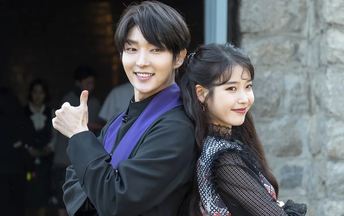 IU còn tình bạn đáng ngưỡng mộ với nam diễn viên Lee Jun Ki.