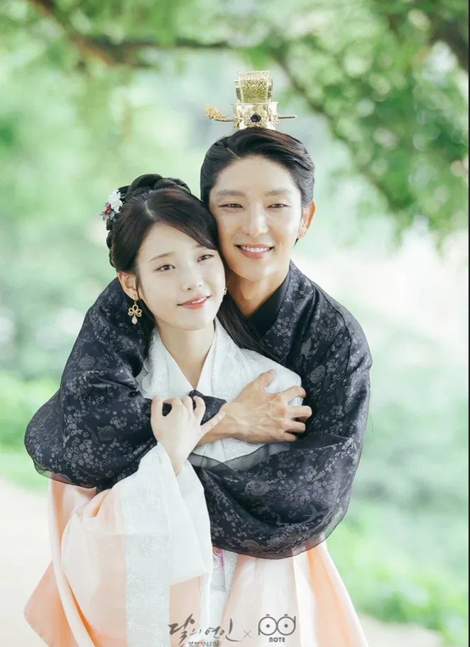 IU còn tình bạn đáng ngưỡng mộ với nam diễn viên Lee Jun Ki.