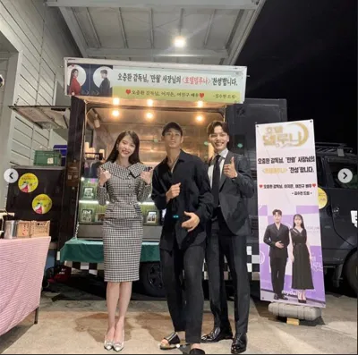 Soo Hyun còn không ngần ngại đến phim trường Hotel Del Luna, nơi IU đang thực hiện bộ phim để cổ vũ cô nàng.