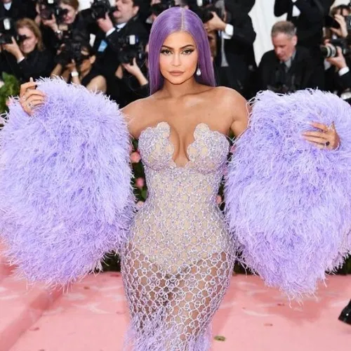 Kylie Jenner lộng lẫy cùng trang phục mang tông tím chủ đạo tại sự kiện Met Gala 2019. Nguồn: Ảnh từ Internet.
