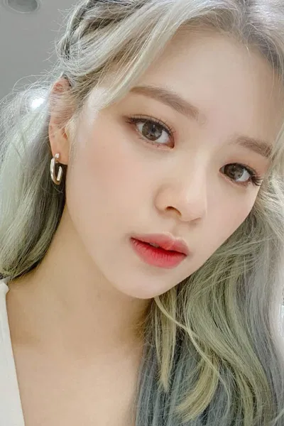 Những màu son nhạt-mlbb luôn được các idol sử dụng để mang lại vẻ đẹp tự nhiên, nhẹ nhàng