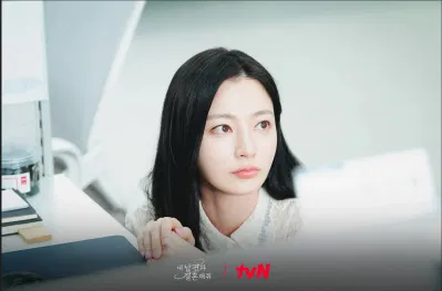 Mang tiếng bạn thân nhưng Jung Soo Min luôn thèm khát người yêu của Kang Ji Won. (Ảnh: Internet)