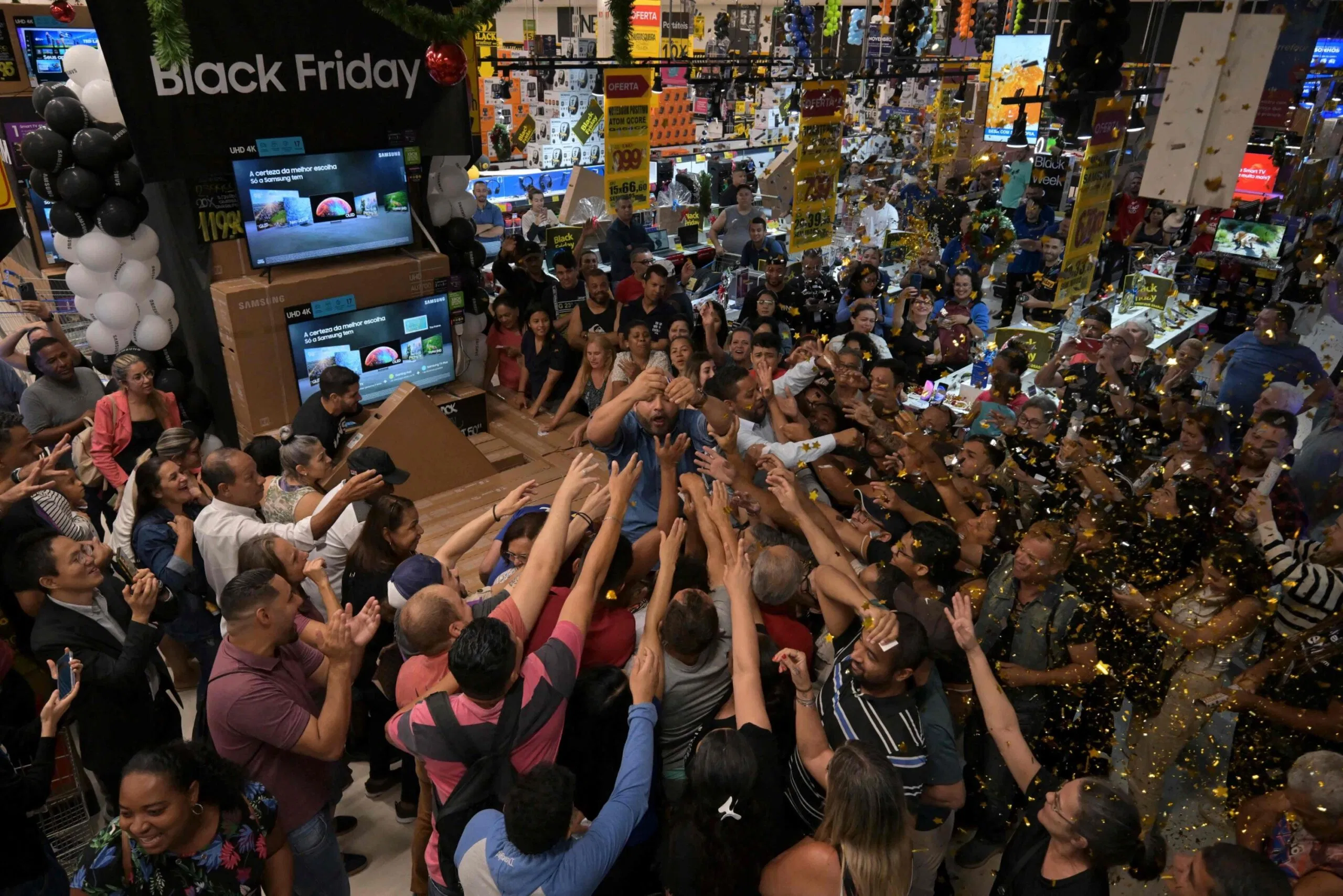 Ngày hội mua sắm điên cuồng Black Friday (Ảnh: Internet)
