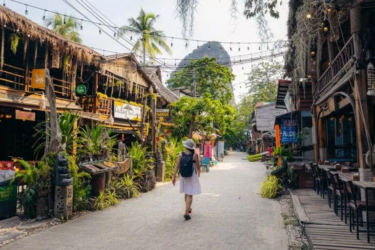 Phố đi bộ ở bãi biển Railay (Ảnh: Internet)