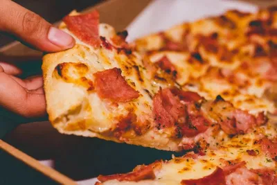 Pizza chứa nhiều tinh bột, gây tăng cân (Ảnh: Internet) Pizza chứa nhiều tinh bột, gây tăng cân (Ảnh: Internet)
