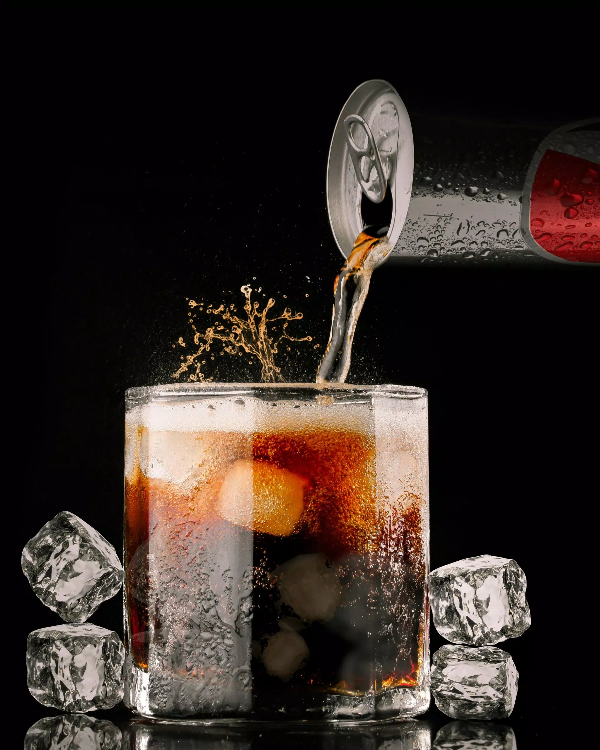 Đồ uống như soda có đường và cocktail có cồn có thể nhanh chóng bổ sung lượng calo rỗng vào lượng tiêu thụ hàng ngày của bạn mà không cung cấp bất kỳ chất dinh dưỡng nào.(Nguồn: Internet)