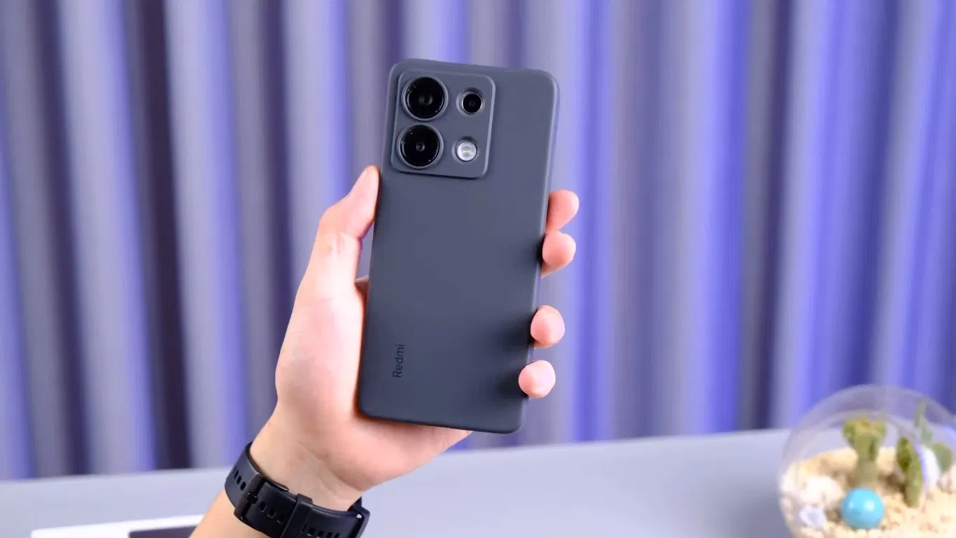 Redmi Note 13 được tặng kèm ốp lưng còn Galaxy A15 thì không (Ảnh: Internet) Redmi Note 13 được tặng kèm ốp lưng còn Galaxy A15 thì không (Ảnh: Internet)