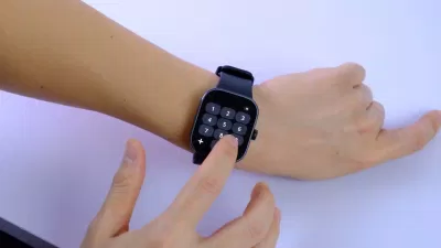 Đồng hồ sở hữu một bàn phím riêng, bạn có thể gọi bất kỳ sồ nào (Ảnh: Internet)
