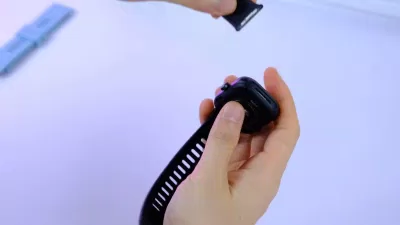 Bạn có thể dễ dàng tháo dây chỉ với một nút bấm ở mặt lưng (Ảnh: Internet)