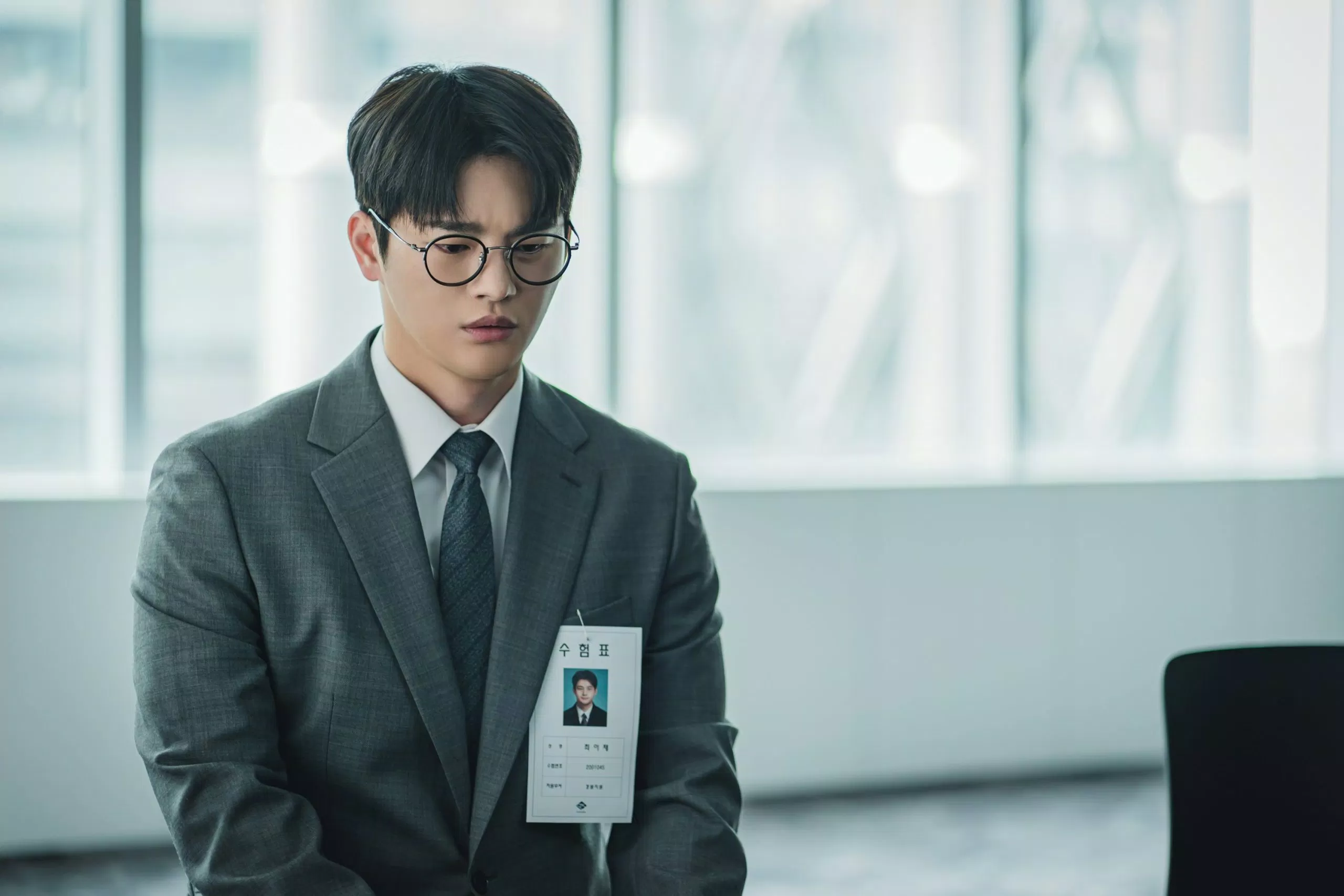 Mở đầu phim là bối cảnh bi thảm cùng cực của nam chính (Ảnh: Internet) Mở đầu phim là bối cảnh bi thảm cùng cực của nam chính (Ảnh: Internet)