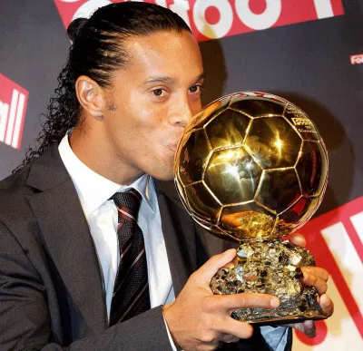 Ronaldinho cùng Quả Bóng Vàng Thế giới (ảnh: Internet) Ronaldinho cùng Quả Bóng Vàng Thế giới (ảnh: Internet)