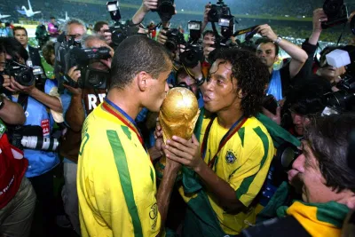 Ronaldinho cùng chiếc cúp vàng World Cup 2022 (ảnh: Internet) Ronaldinho cùng chiếc cúp vàng World Cup 2022 (ảnh: Internet)
