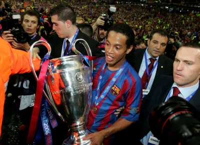 Ronaldinho cùng chiếc cúp bạc danh giá của UEFA Champions League (ảnh: Internet) Ronaldinho cùng chiếc cúp bạc danh giá của UEFA Champions League (ảnh: Internet)