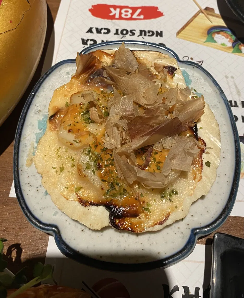 Sò điệp nướng ăn cùng sốt phô mai cay (nguồn: BlogAnChoi)