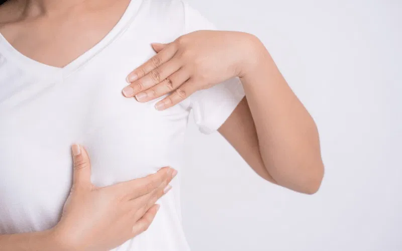 Tăng kích thước vòng 1 bằng cách massage ngực (Ảnh: Internet)