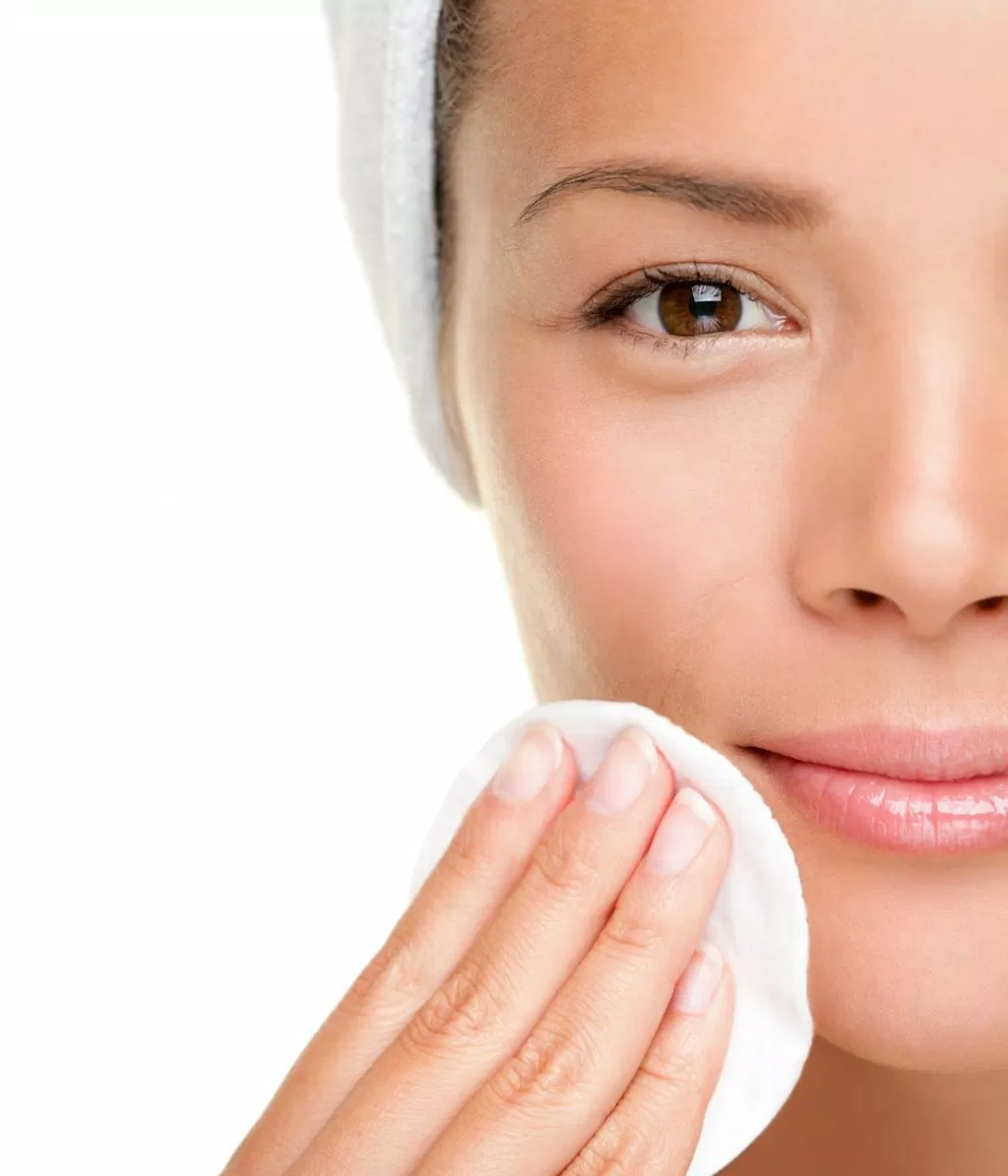 Tẩy trang là bước đầu tiên trong việc skincare tối (Nguồn: Internet)