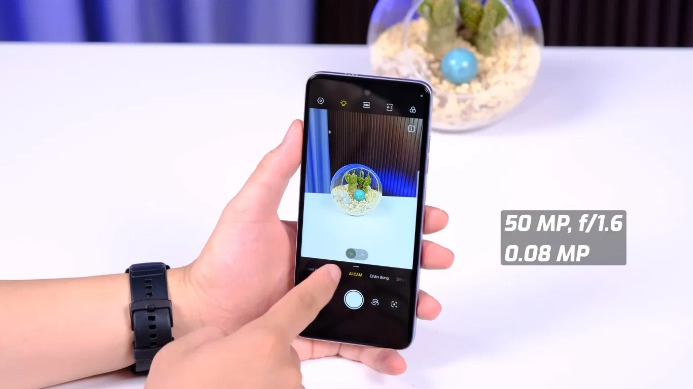 Có đèn LED cho camera selfie (Ảnh: Internet)