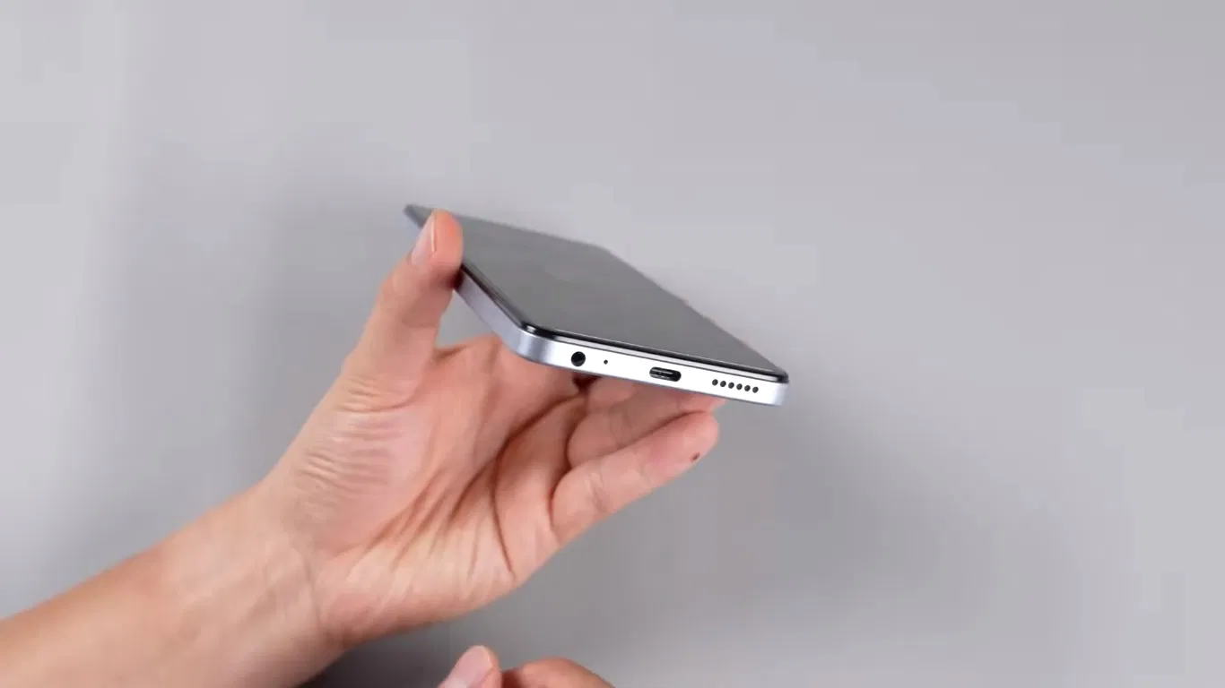 Có cả loa kép cùng jack cắm 3,5mm (Ảnh: Internet)