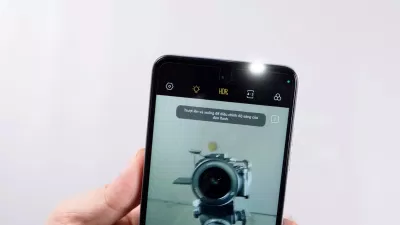 Sở hữu đèn flash LED phía trước có thể thay đổi tông màu (Ảnh: Internet)