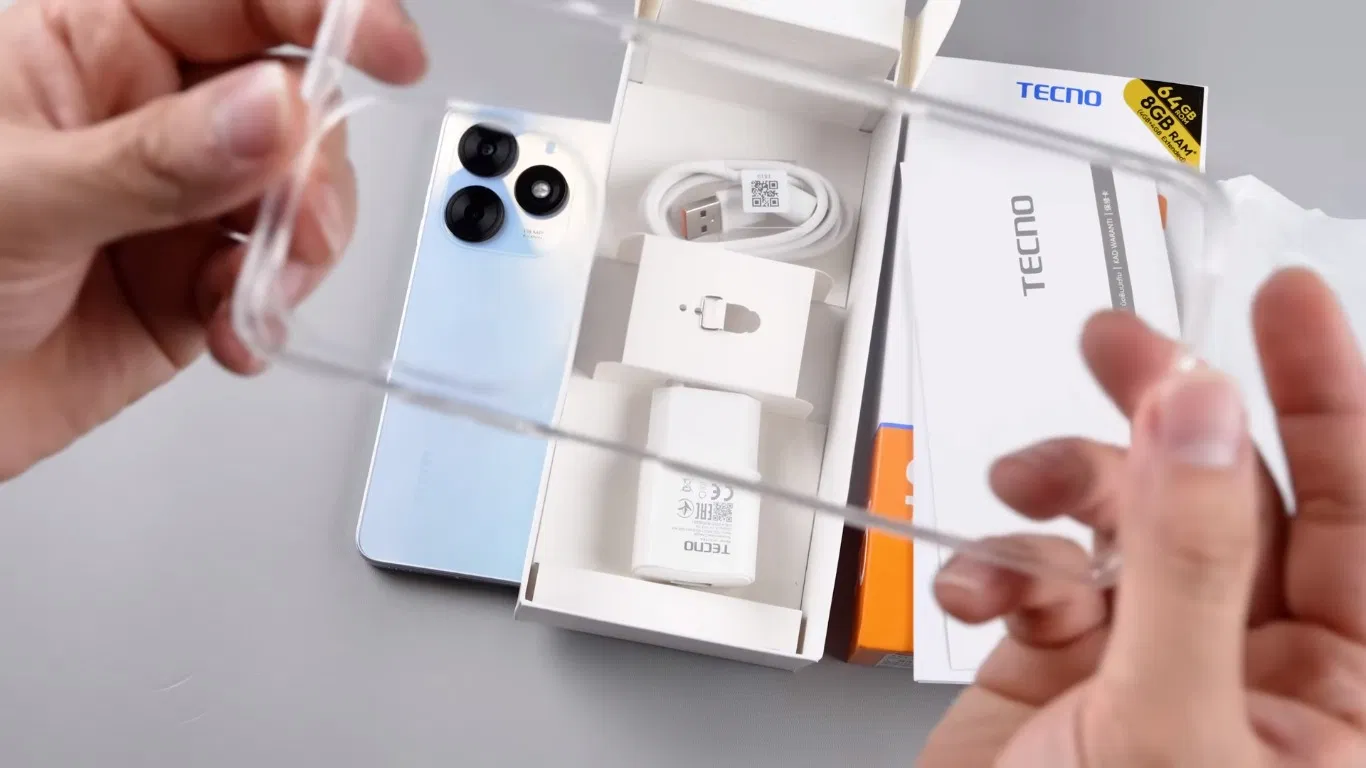 Được tặng kèm ốp lưng khá là đầy đủ (Ảnh: Internet)